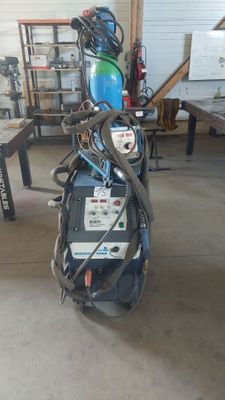une photo d'une moto garée dans un garage