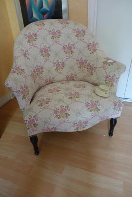 une chaise qui se trouve dans le coin d'une pièce