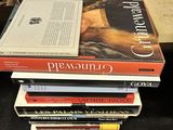 plusieurs livres empilés sur une table