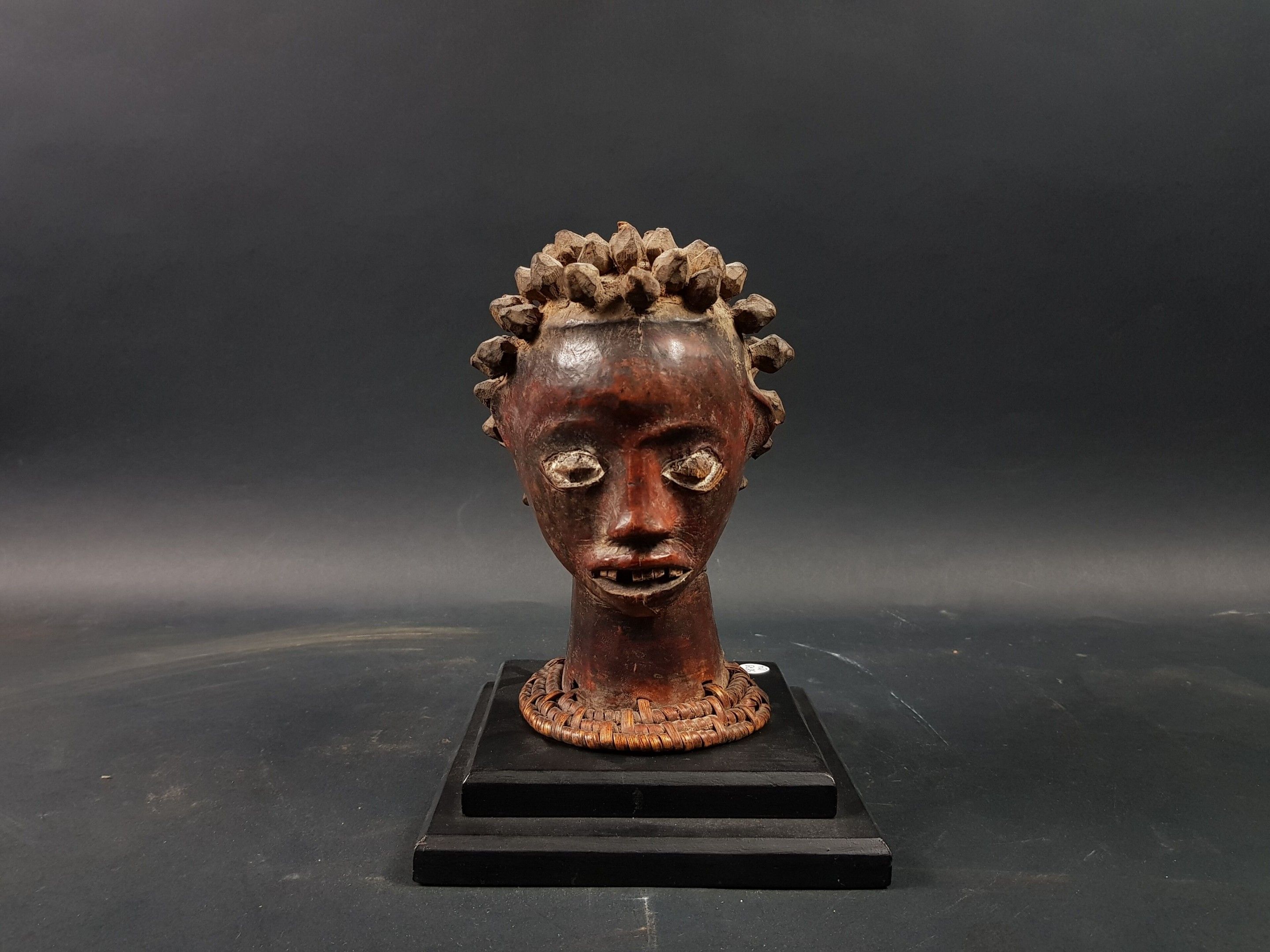Cimier Ekoï, Nigeria Bois, cuir, pigments Cimier de danse en bois recouvert de cuir. Une structure en vannerie à la b...