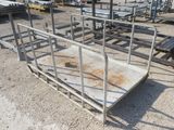 de nombreuses tables et bancs en métal dans un parking