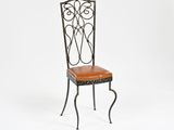 une chaise en métal avec une assise en cuir sur fond blanc