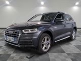 l'audi qx est garée sur un carrelage à carreaux