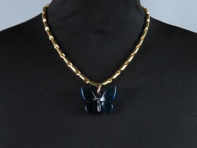 gros plan d'un collier sur un mannequin mannequin mannequin mannequin mannequin mannequin mannequin mannequin mannequin