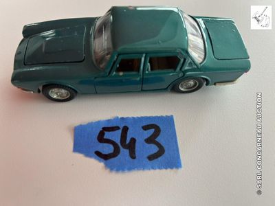 une petite voiture miniature avec un numéro sur le côté