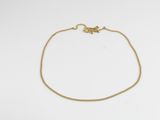 un bracelet à chaîne en or avec un fermoir sur fond blanc