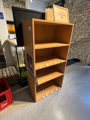 une étagère sur laquelle sont posées plusieurs boîtes