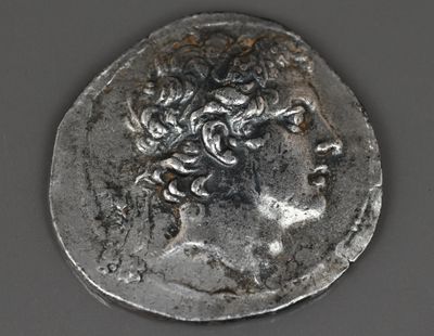 une vieille pièce d'argent portant une tête de femme