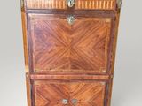 une armoire ancienne en bois avec un plateau en marbre et des tiroirs