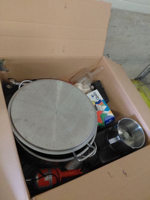 une boîte en carton contenant un moule à pizza