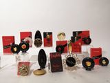 de nombreux parfums différents exposés sur une table