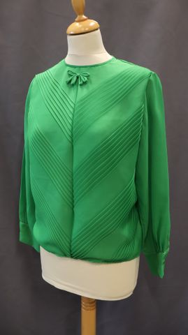 Petit haut en viscose vert ; taille 38 à vue