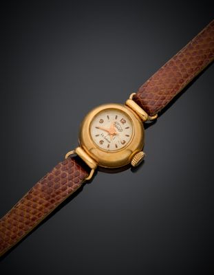 gros plan d'une montre-bracelet avec un bracelet en cuir marron