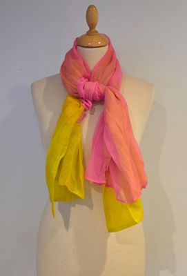 une écharpe jaune et rose sur un mannequin, sur fond blanc