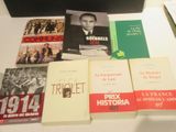 Plusieurs livres sont posés sur une table devant une boîte noire