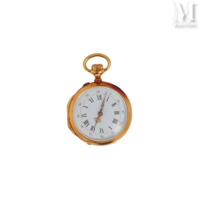 une montre de poche en or avec des chiffres romains sur le cadran