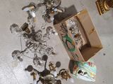 beaucoup d'objets qui se trouvent sur le sol de la pièce