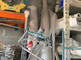un gros tas d'objets divers dans un garage