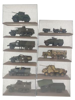 de nombreux types de véhicules militaires exposés dans une vitrine