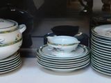 de nombreuses assiettes et tasses exposées dans une vitrine