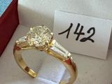 une bague en diamant dans une boîte sur laquelle est apposée une étiquette de prix