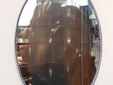 un miroir accroché au mur, avec une corde autour