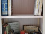 une étagère sur laquelle sont posés de nombreux livres
