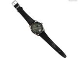 gros plan d'une montre sur fond blanc avec un bracelet noir