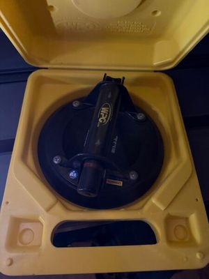 une boîte jaune contenant un objet noir