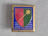gros plan d'un badge sur une surface blanche