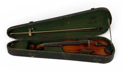 un vieil étui à violon contenant un violon, posé sur une surface blanche