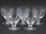 six verres à vin transparents empilés les uns sur les autres sur une surface noire