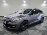 la voiture grise est garée dans le garage sur un sol en damier