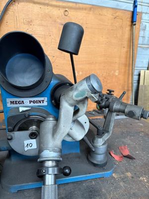 une machine posée sur une table