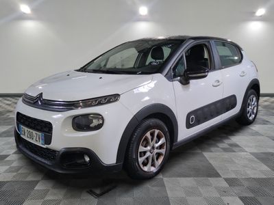la citrole blanche est garee sur un carrelage en damier