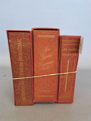 trois livres rouges superposés sur une table