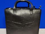 sac à main en cuir noir orné d'un motif d'ailes sur le devant