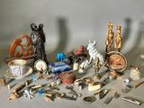 un grand nombre d'objets posés sur une table