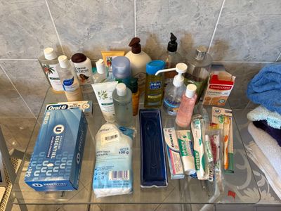 Lot de produits de toilette : coton, mouchoirs, dentifrice, …