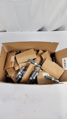 une boîte en carton remplie de différents types de piles