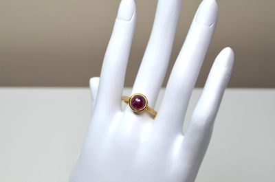 Une bague en argent vermeil avec en serti clos, un rubis cab…