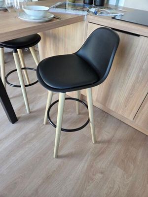 deux tabourets placés devant une table
