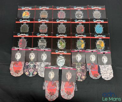 beaucoup de chaussettes sur lesquelles sont représentées des personnes