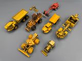 beaucoup de petits véhicules jouets posés sur une table