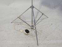 Lampadaire en métal, l'abat-jour en tôle, le fût en métal ch… (photo 4)