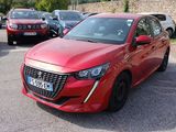 une voiture rouge garée dans un parking à côté d'autres voitures