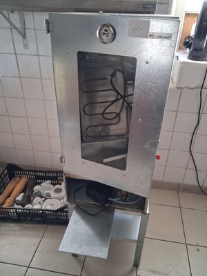 une photo d'une cuisine avec une cuisinière et un tas de beignets