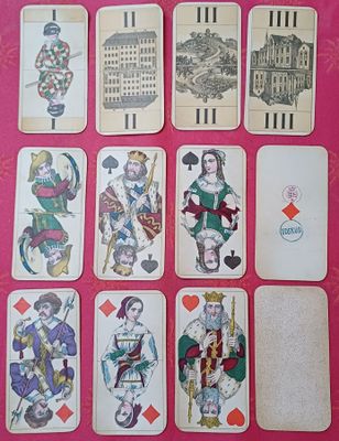 une photo montrant un jeu de cartes posé sur une table