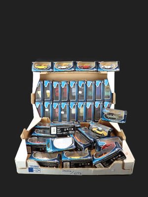 une boîte avec un tas de jouets à l'intérieur