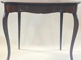 une petite table surmontée d'un tiroir